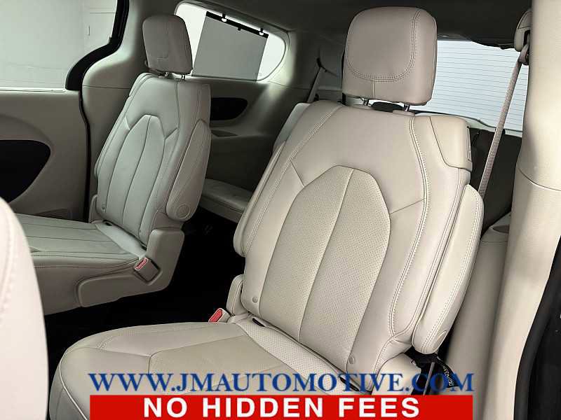 Used 2021 Chrysler Pacifica Touring-L image 15