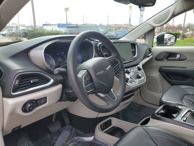 Used 2023 Chrysler Pacifica Touring-L FWD image 7