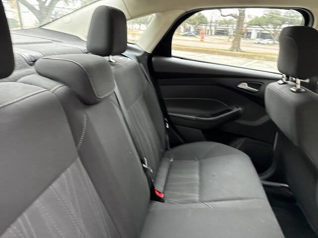 Used 2018 Ford Focus SE w/ SE Appearance Package image 18