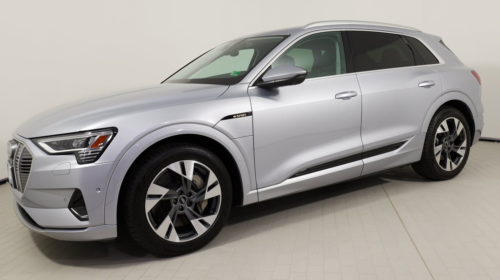Used 2022 Audi e-tron Premium Plus w/ Premium Plus Package image 4