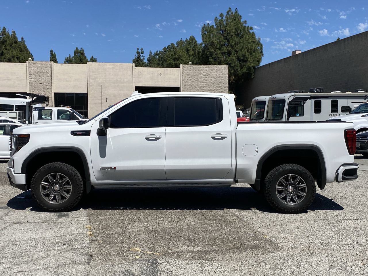 Used 2024 GMC Sierra 1500 AT4 w/ Technology Package AWD/4WD image 3