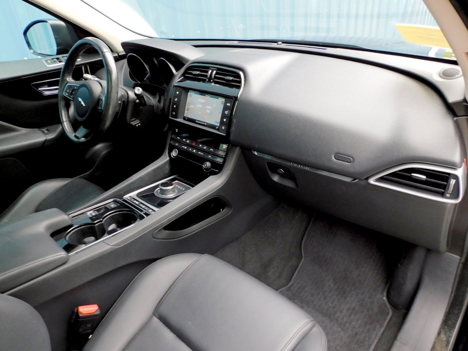 Used 2017 Jaguar F-PACE image 20