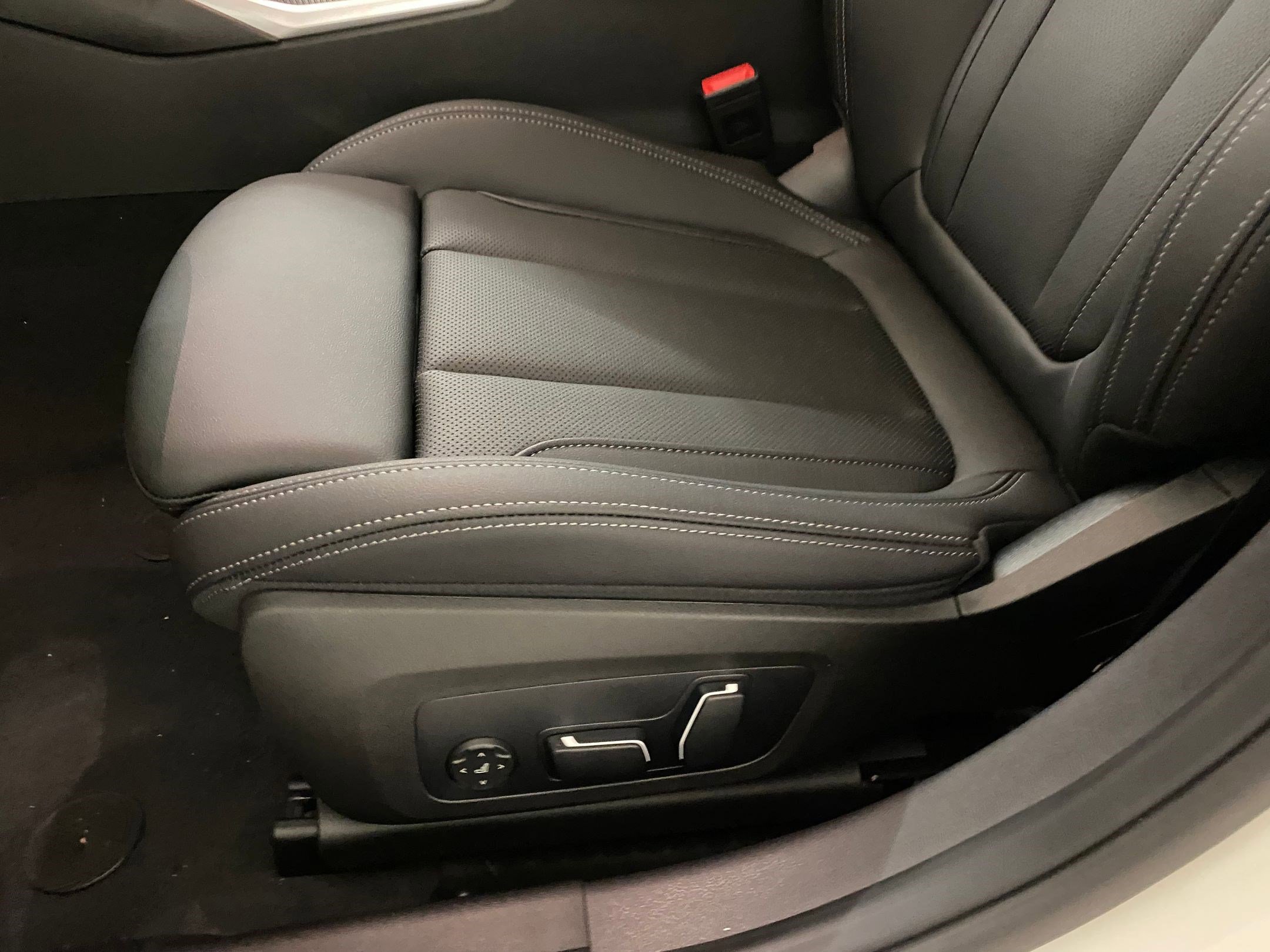 New 2025 BMW 330i xDrive Sedan w/ Convenience Package image 12