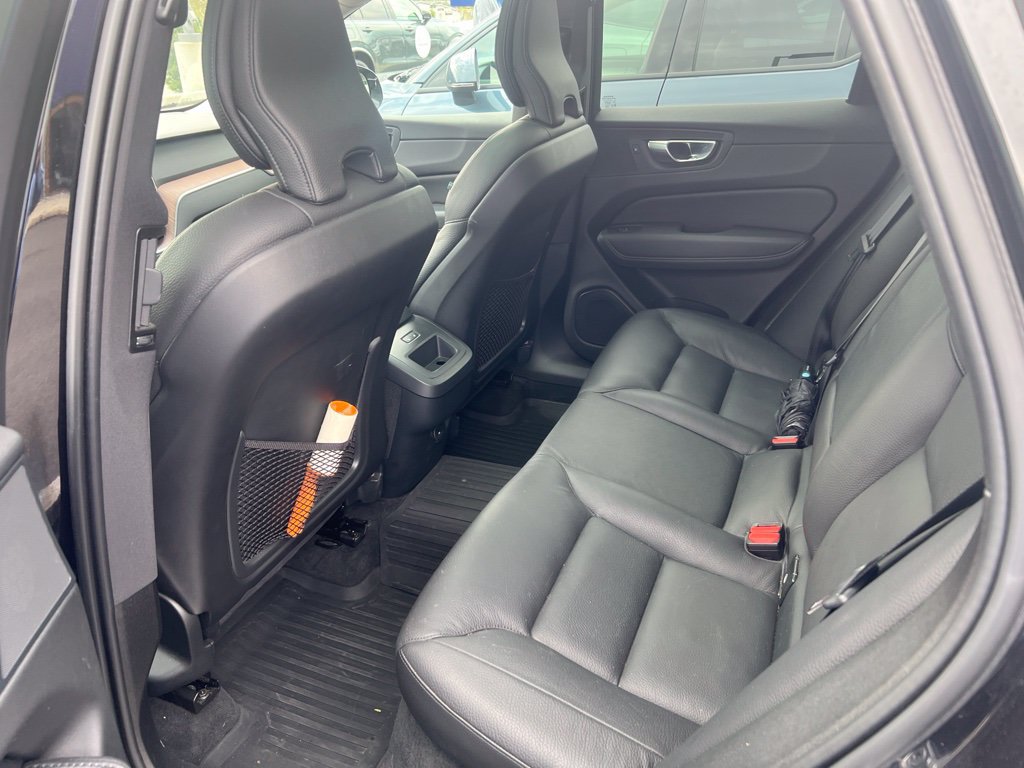Used 2021 Volvo XC60 T5 Momentum w/ Premium Package AWD/4WD image 13