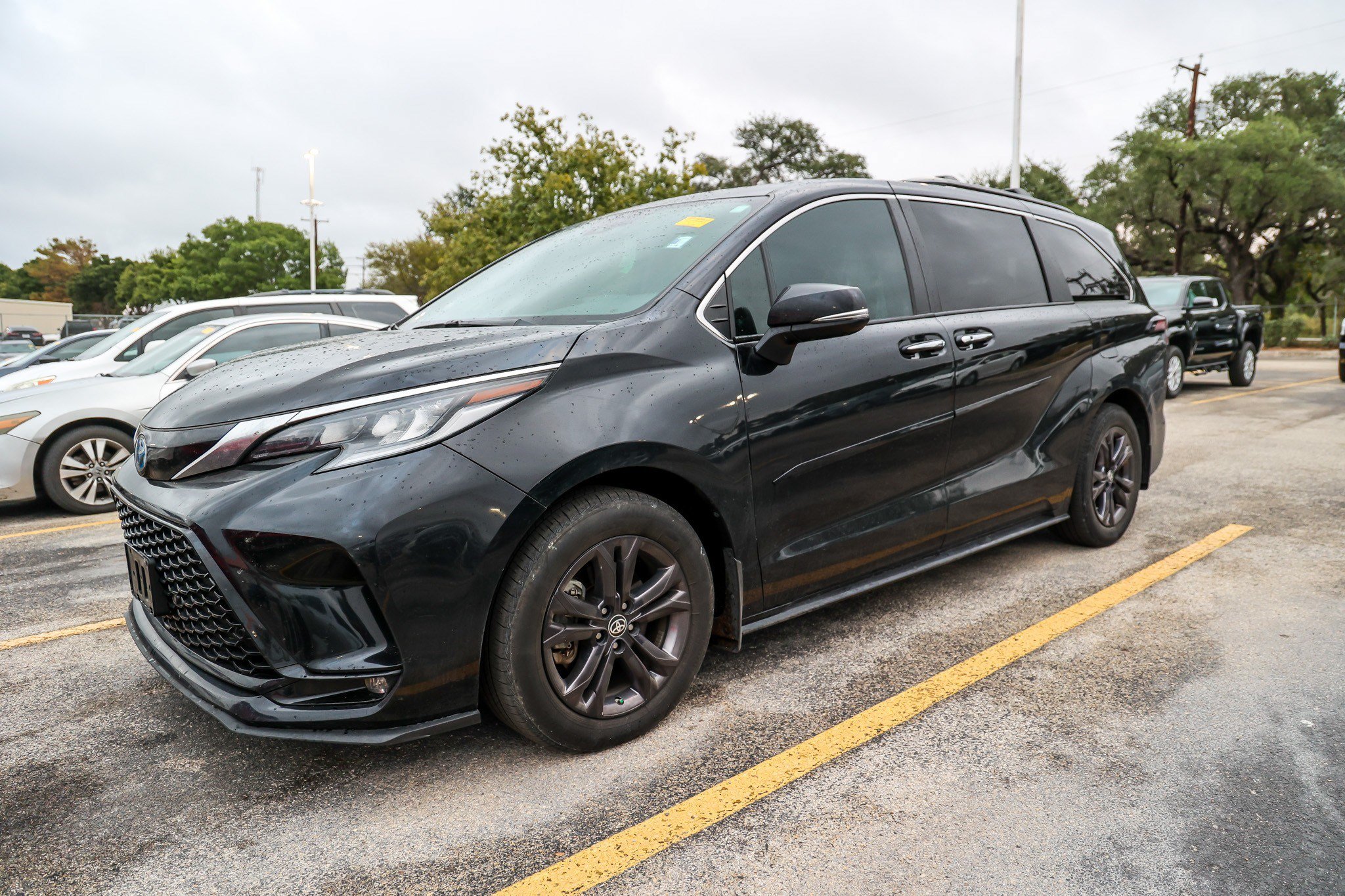 Used 2024 Toyota Sienna XSE w/ XSE Premium Package AWD/4WD image 3