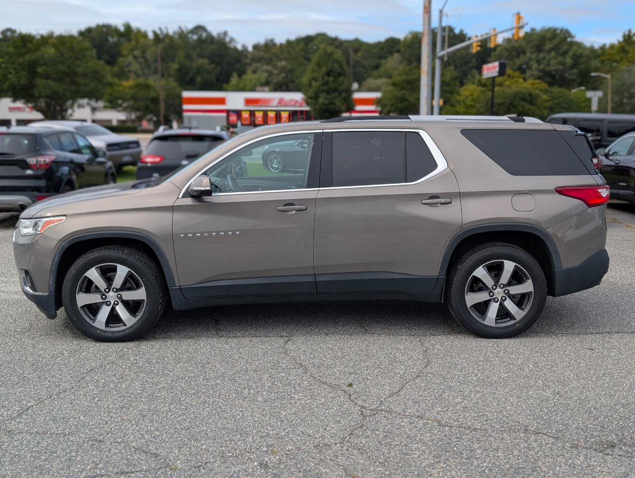 Used 2018 Chevrolet Traverse LT FWD image 2