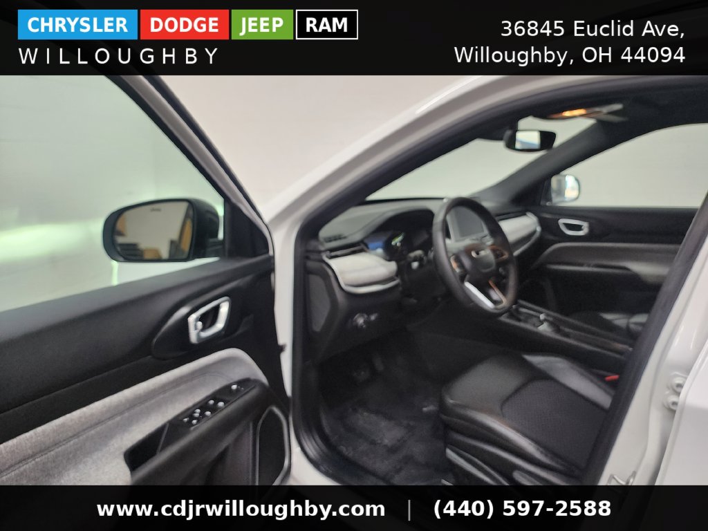Used 2025 Jeep Compass Latitude AWD/4WD image 13