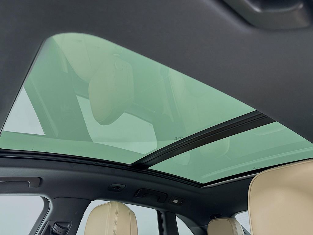 Certified 2025 Porsche Macan AWD/4WD image 23