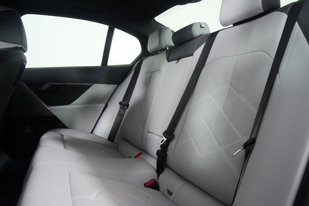 New 2026 BMW i5 eDrive40 w/ M Sport Package image 15