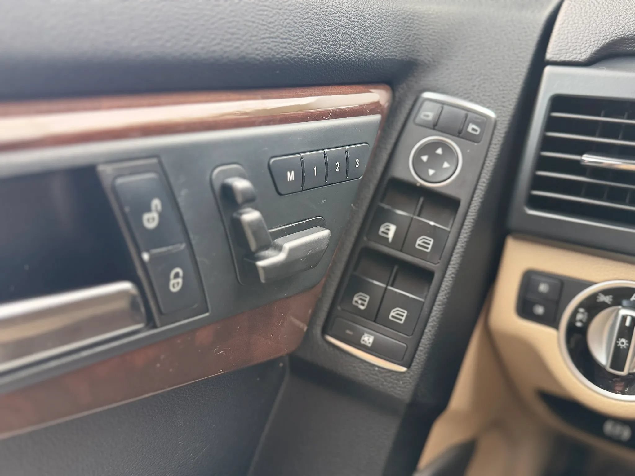 Used 2011 Mercedes-Benz GLK 350 4MATIC image 37