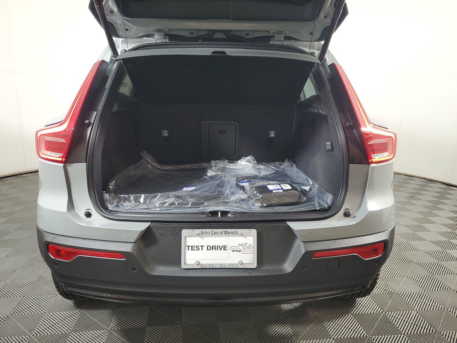 New 2026 Volvo XC40 B4 Plus w/ Protection Package Premier FWD image 9