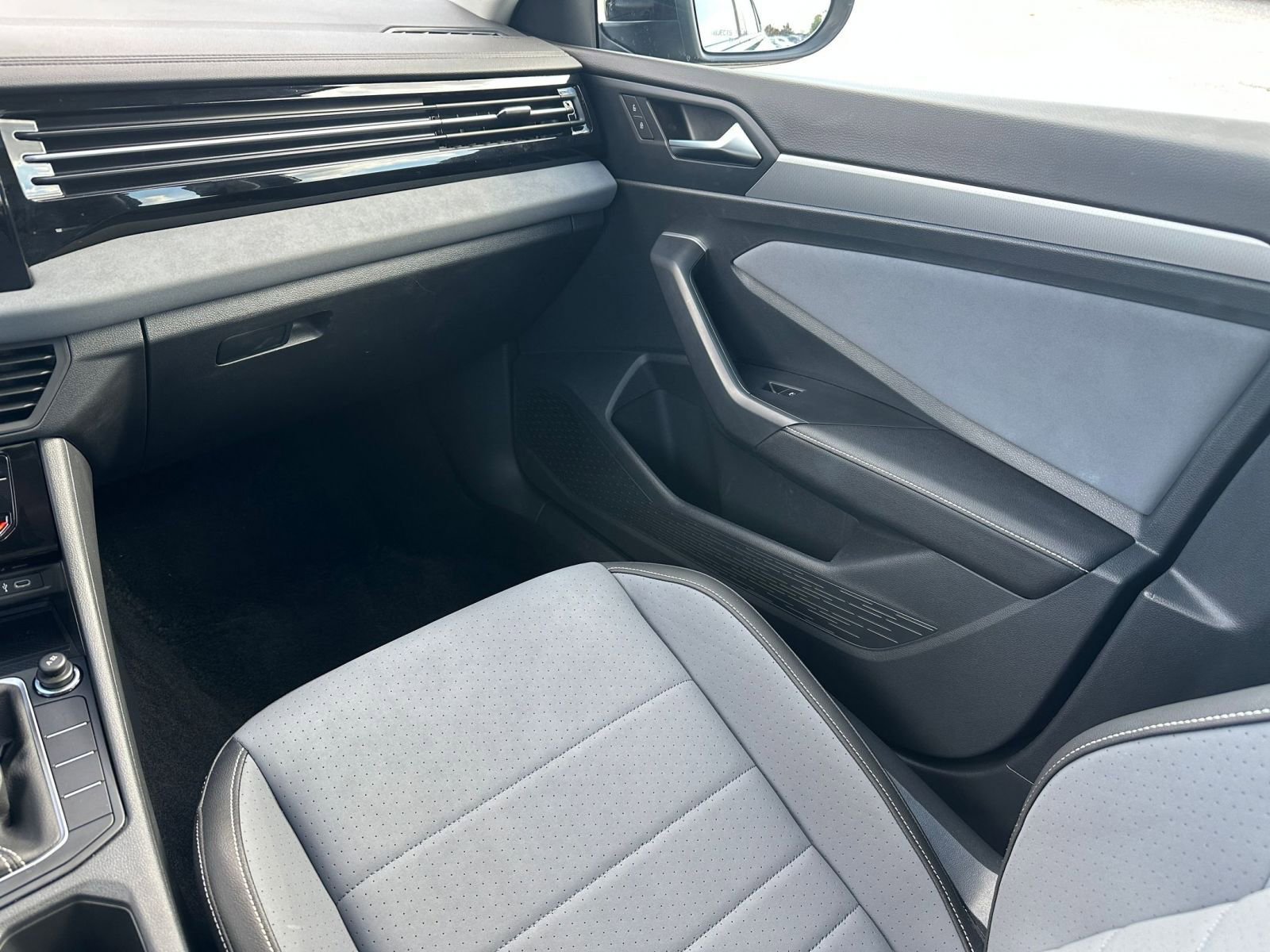 Used 2025 Volkswagen Jetta SE image 34