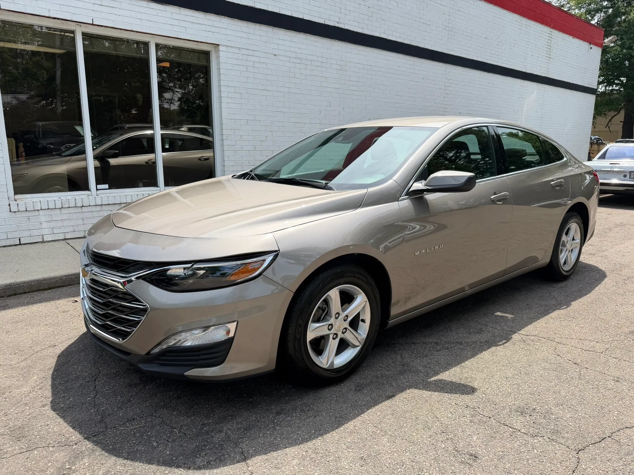 Used 2024 Chevrolet Malibu LT FWD image 2