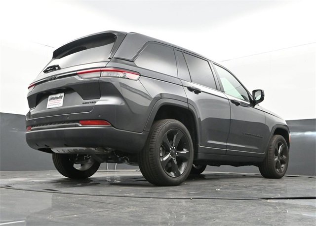 Used 2025 Jeep Grand Cherokee Limited w/ Black Appearance Package image 11