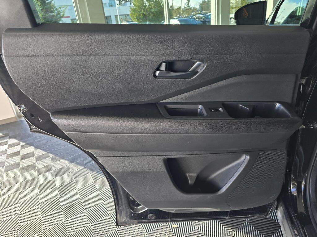 Used 2025 Nissan Pathfinder SV image 36