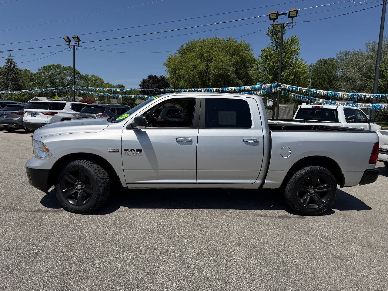 Used 2017 RAM 1500 Classic SLT w/ SLT Plus D←cor Group AWD/4WD image 4
