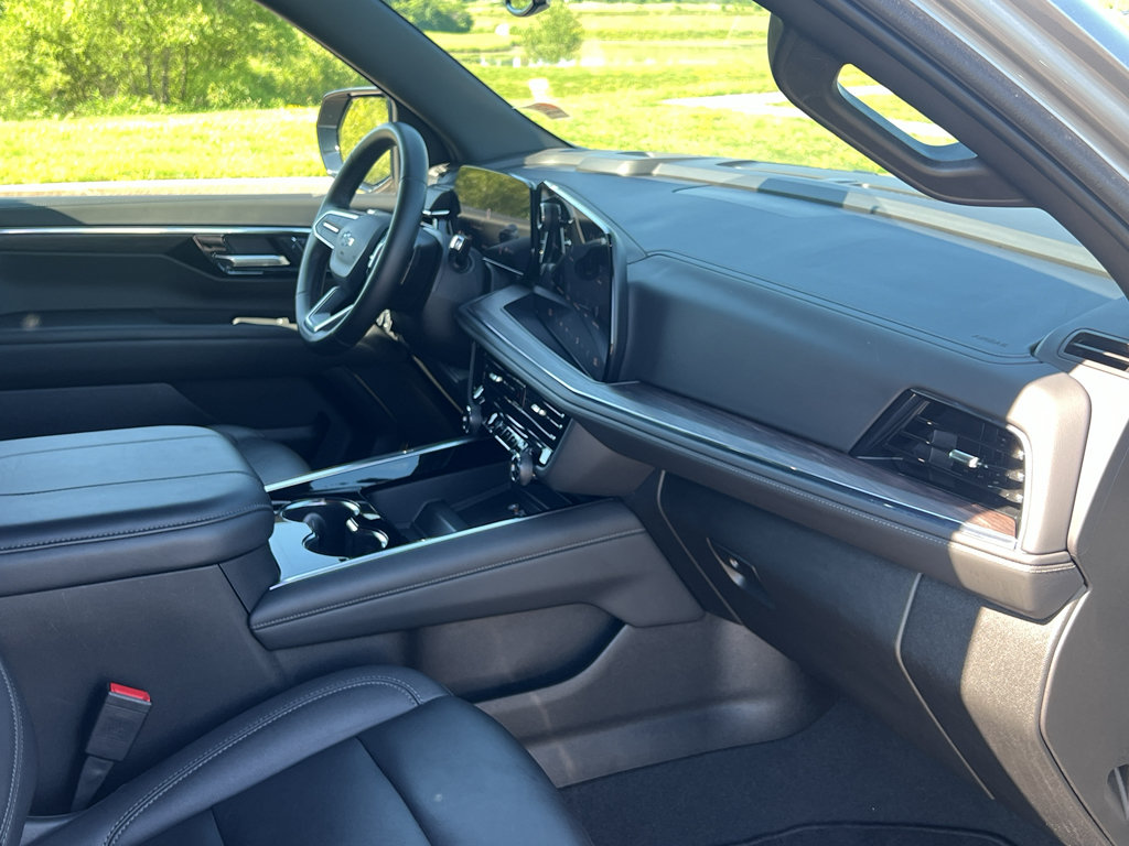 Used 2025 Chevrolet Suburban Z71 AWD/4WD image 28