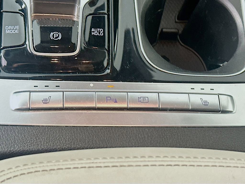 Used 2022 Kia Carnival EX image 21