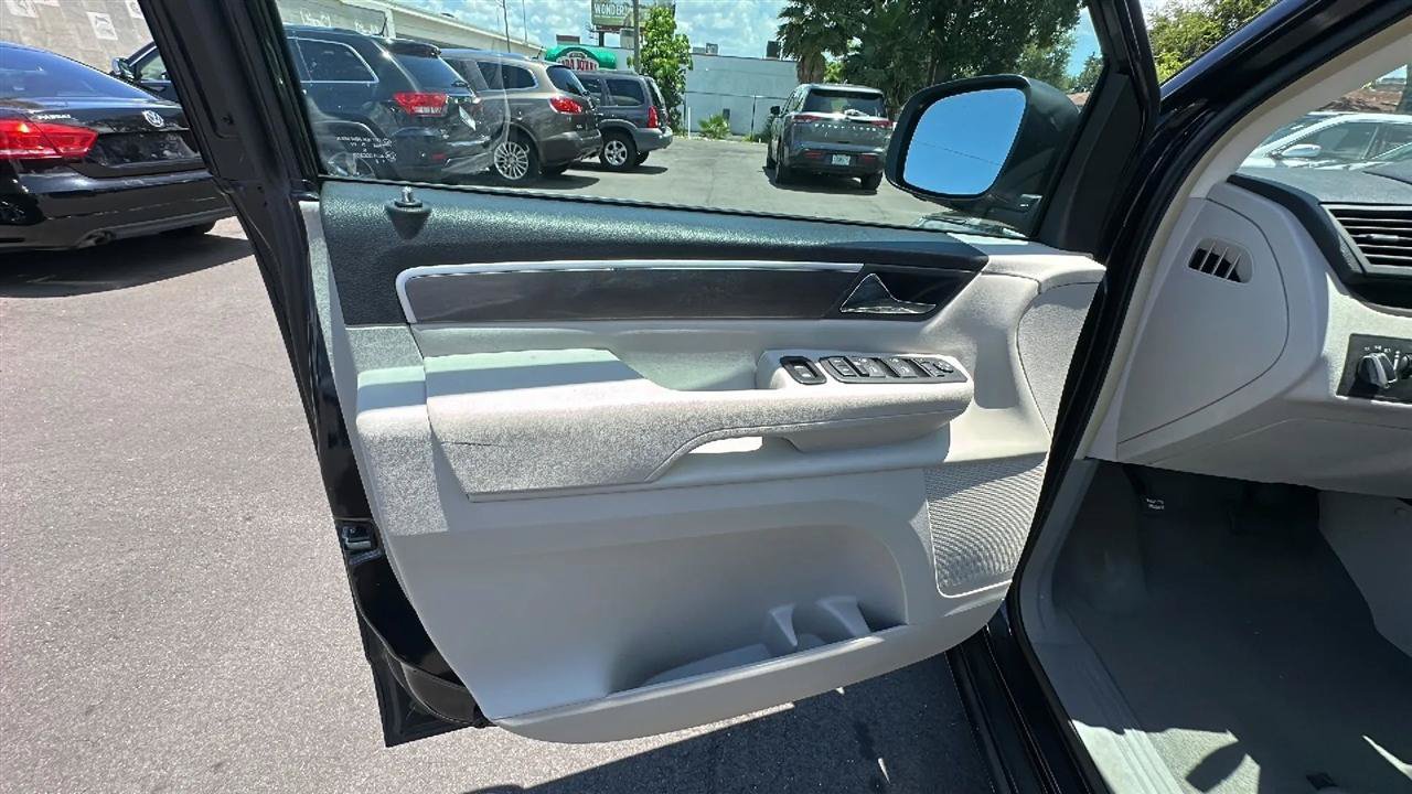 Used 2010 Volkswagen Routan SE FWD image 19