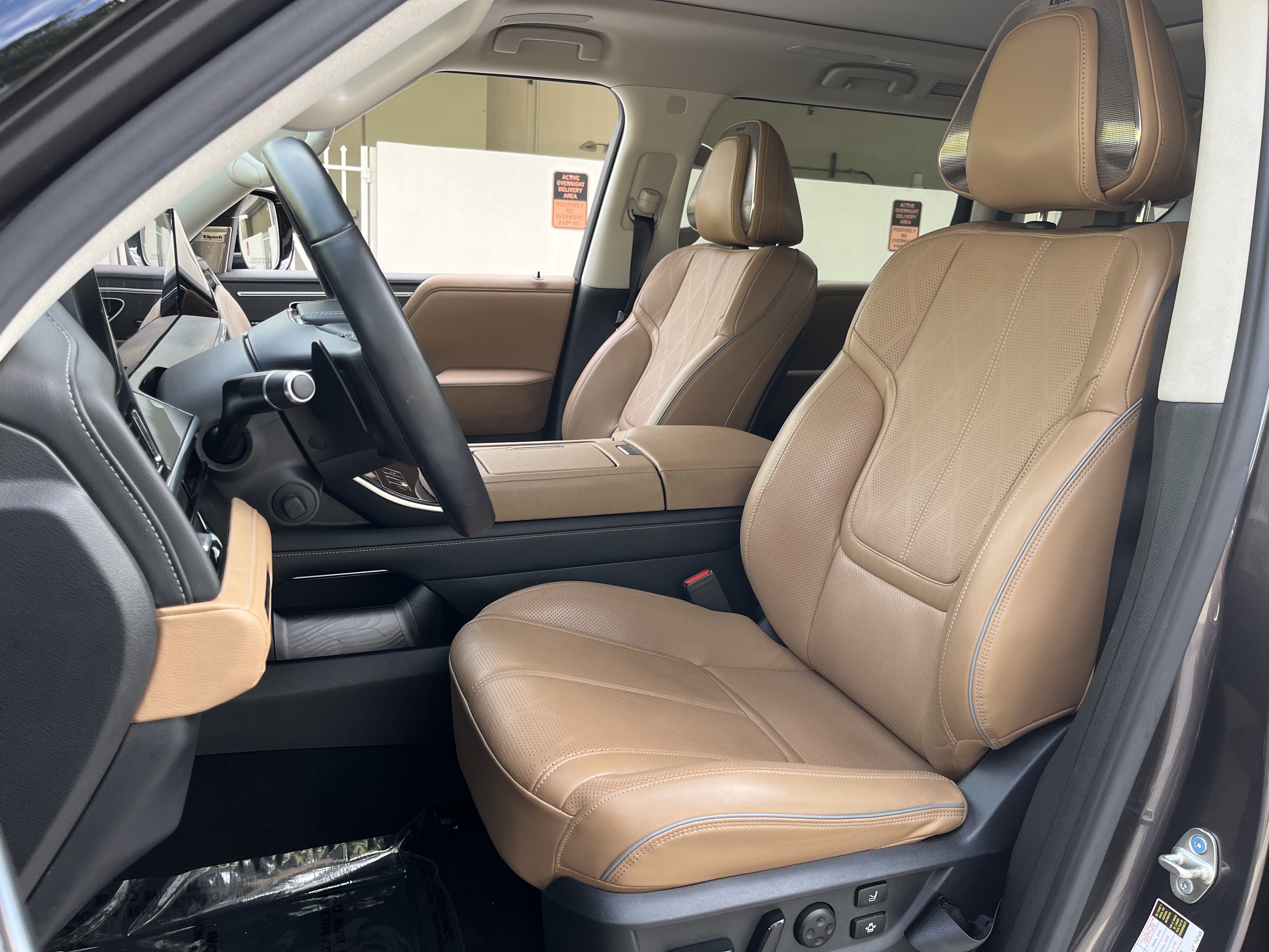 Used 2025 INFINITI QX80 Sensory AWD/4WD image 2