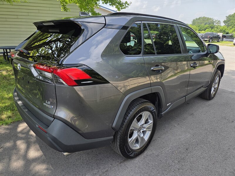 Used 2022 Toyota RAV4 LE AWD/4WD image 3