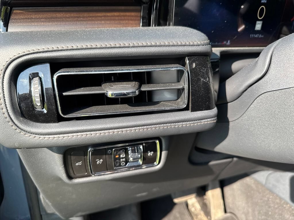Used 2025 Lincoln Aviator Reserve AWD/4WD image 13