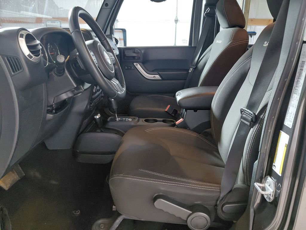 Used 2018 Jeep Wrangler Unlimited Sahara image 12