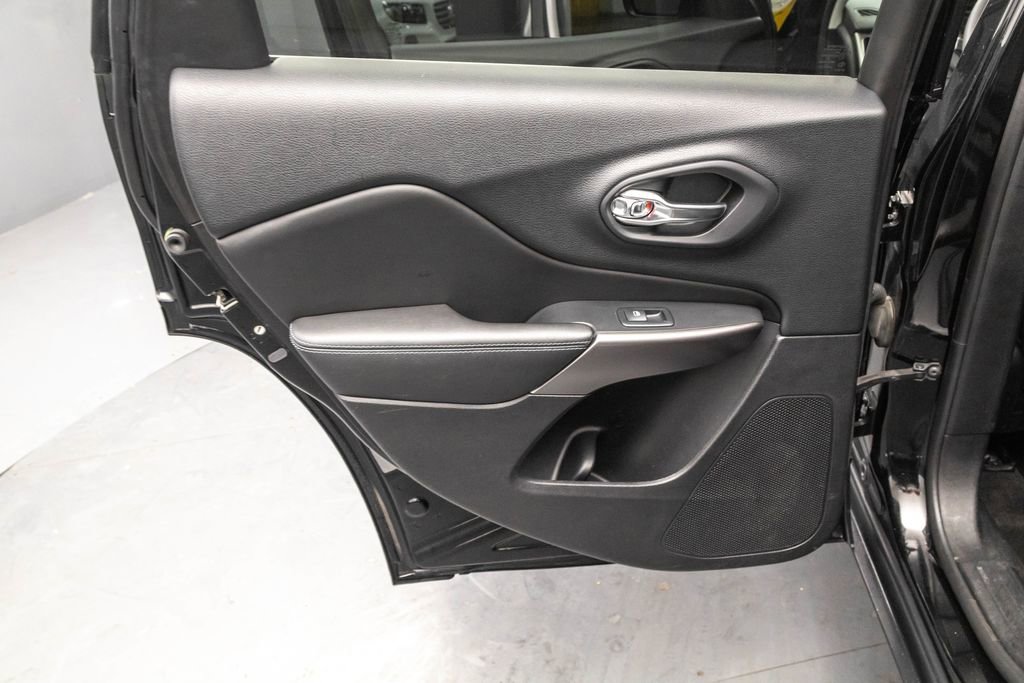 Used 2019 Jeep Cherokee Latitude w/ Popular Appearance Group image 25