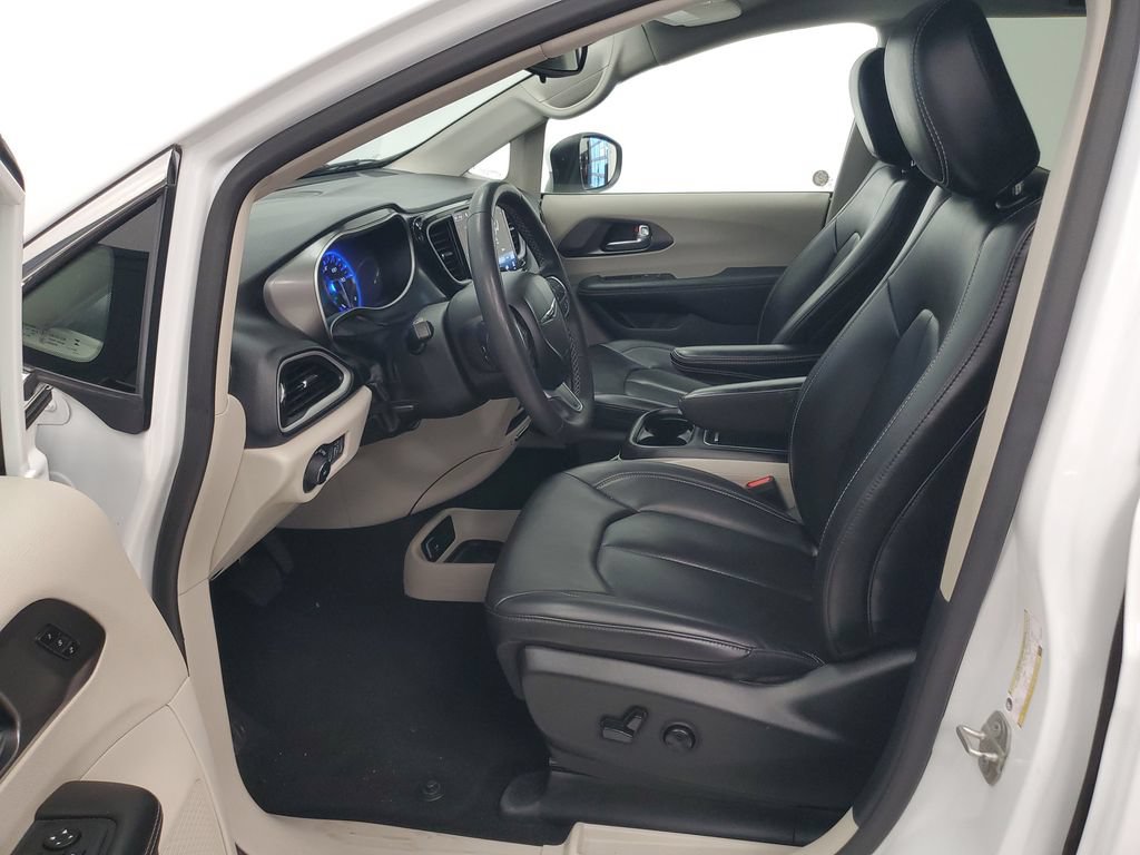 Used 2023 Chrysler Pacifica Touring-L FWD image 6