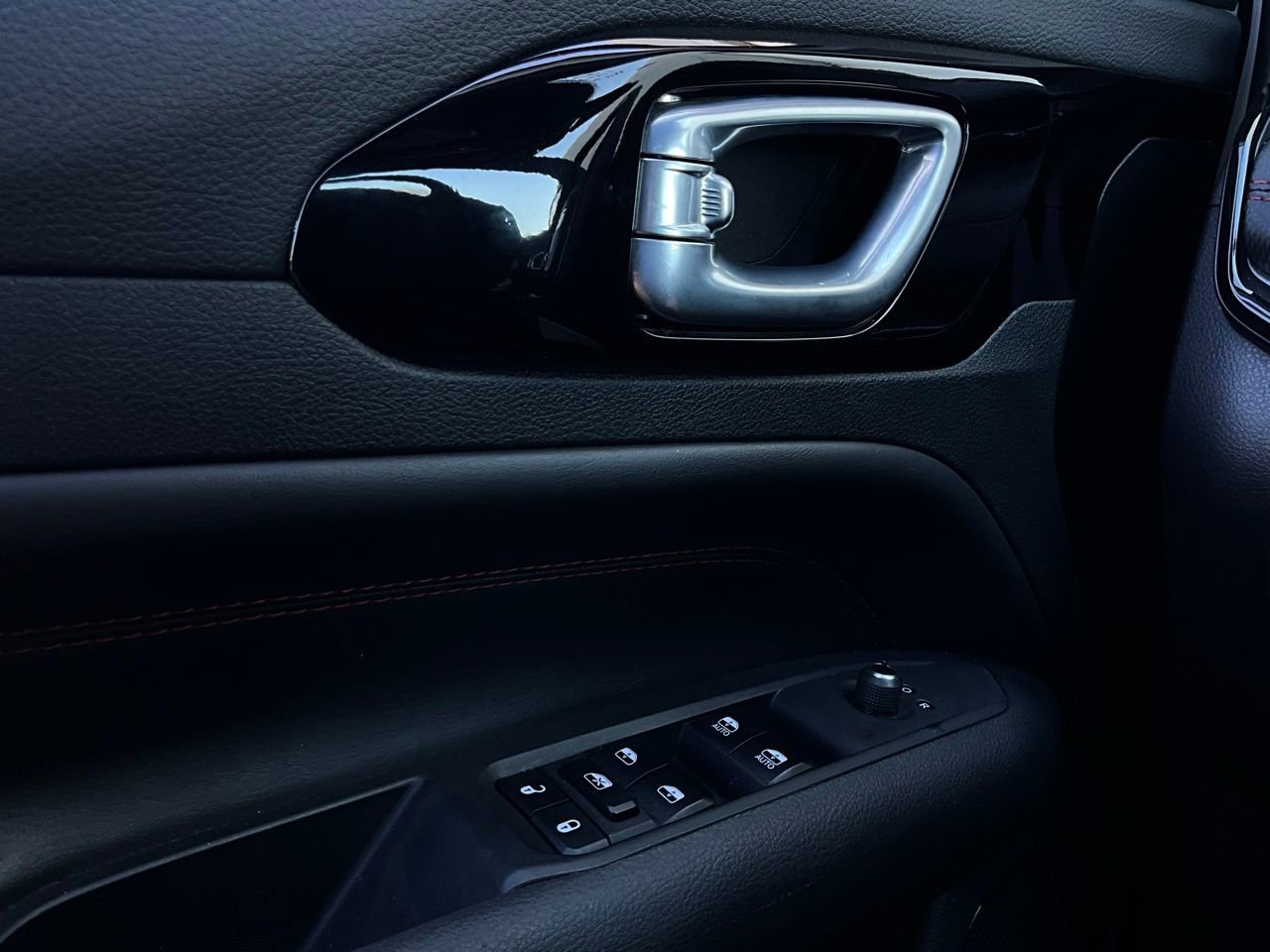 Used 2025 Jeep Compass Trailhawk image 20