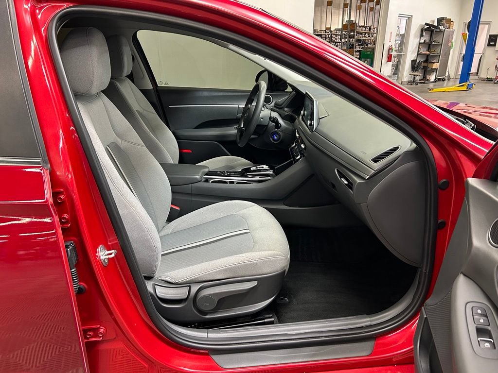 Used 2022 Hyundai Sonata SE w/ Preferred Accessory Package FWD image 11