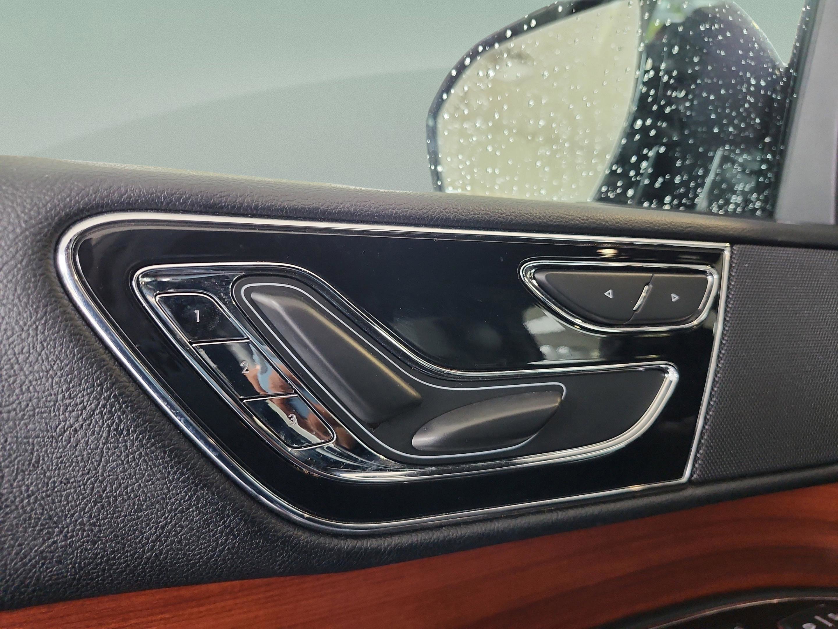 Used 2018 Lincoln Navigator Select w/ Technology Package image 16