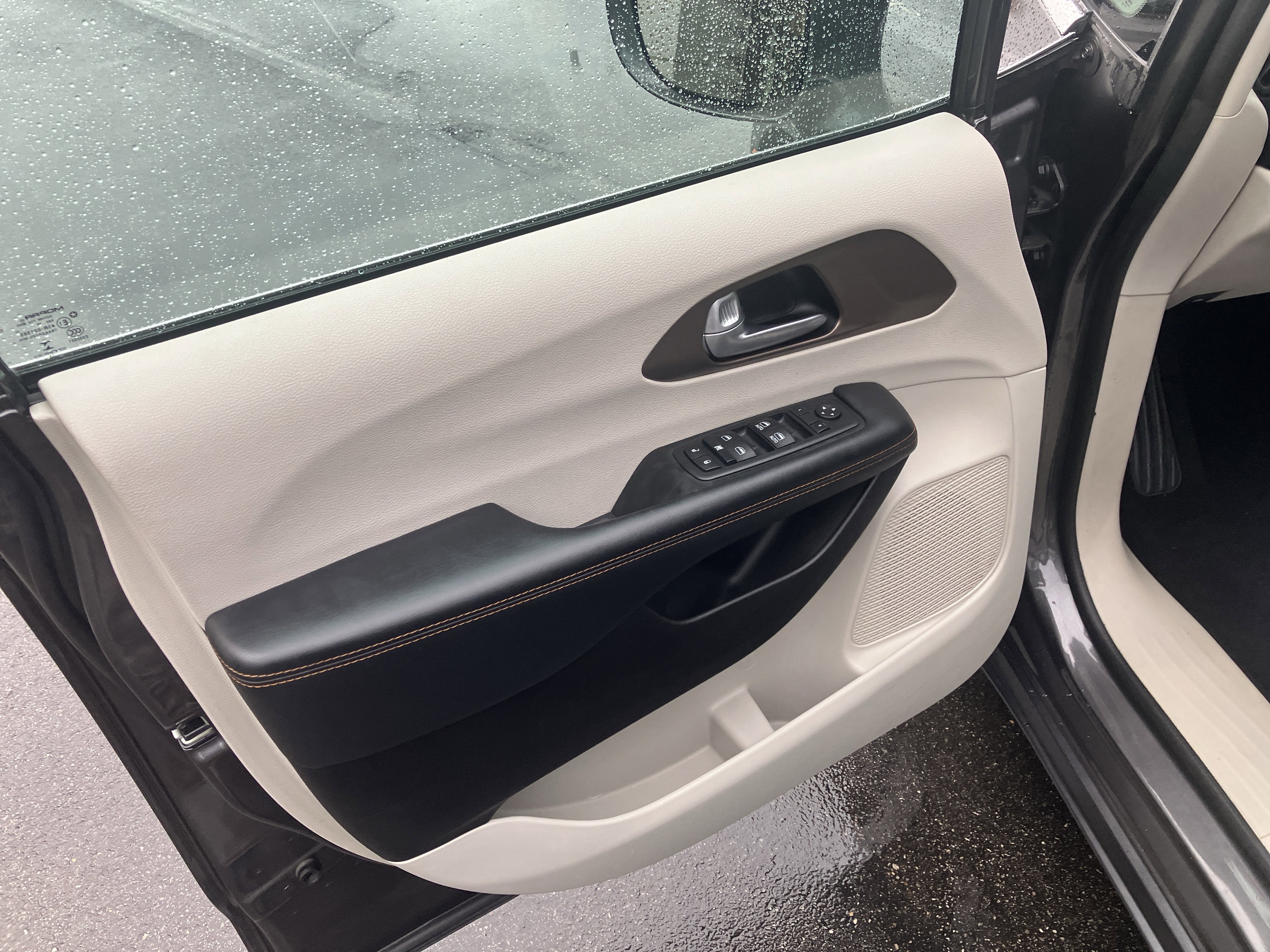 Used 2017 Chrysler Pacifica Touring-L w/ Tire & Wheel Group image 18