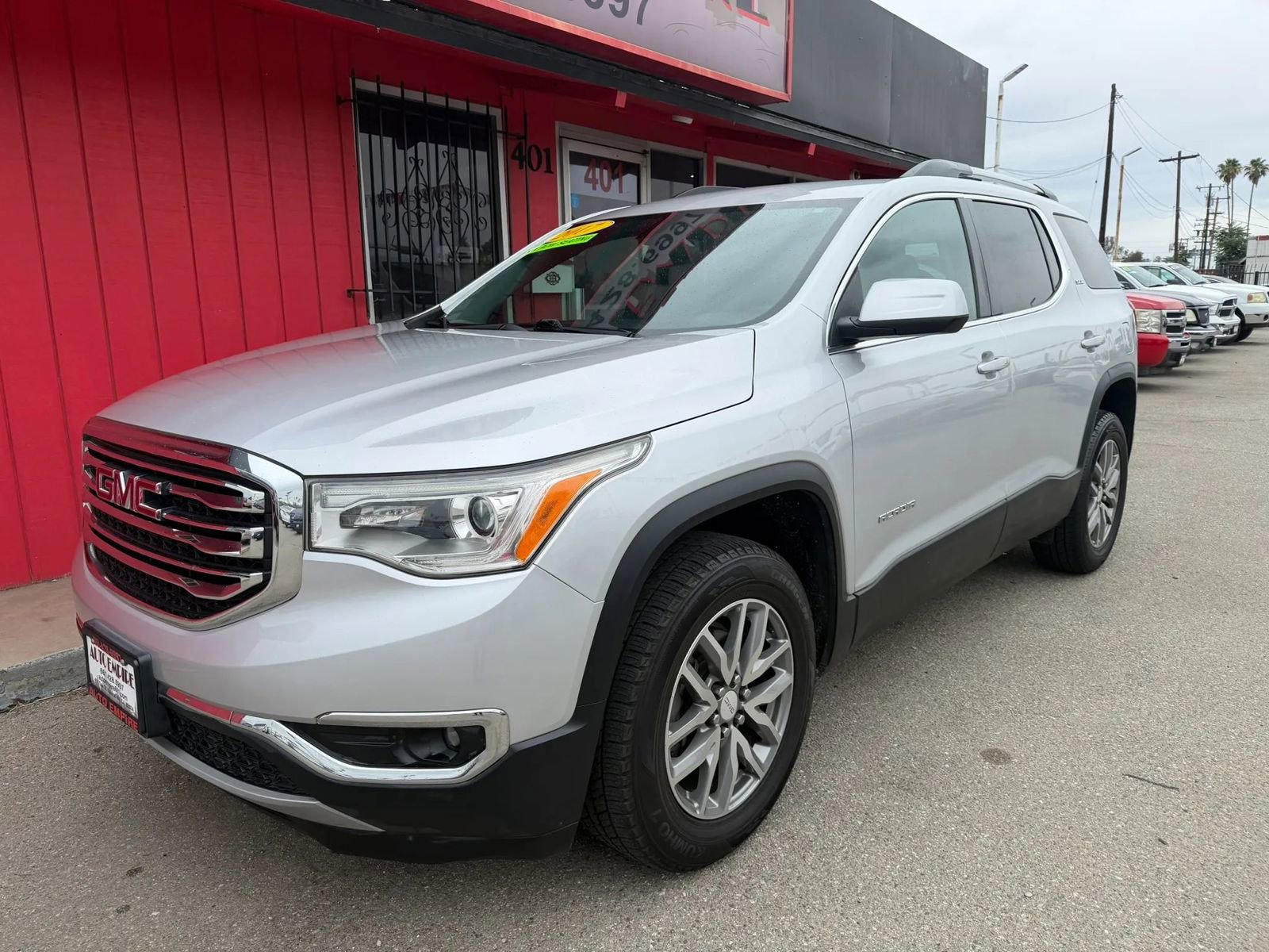 Used 2017 GMC Acadia SLE w/ Driver Alert Package I FWD image 4