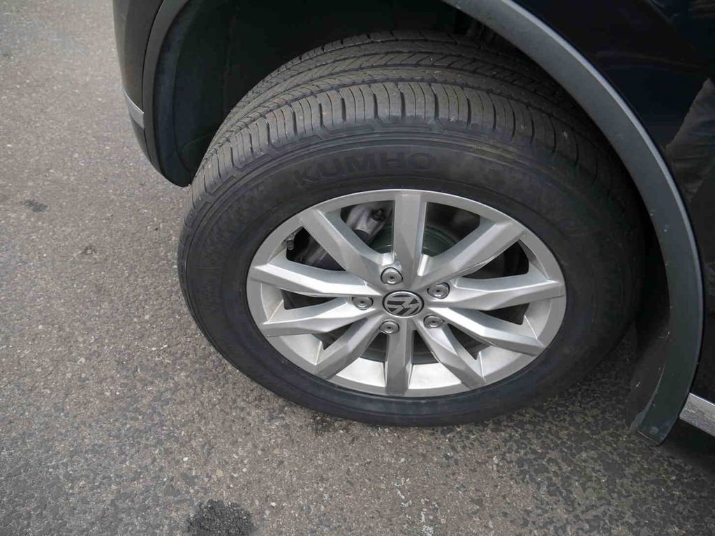 Used 2017 Volkswagen Touareg Sport image 10