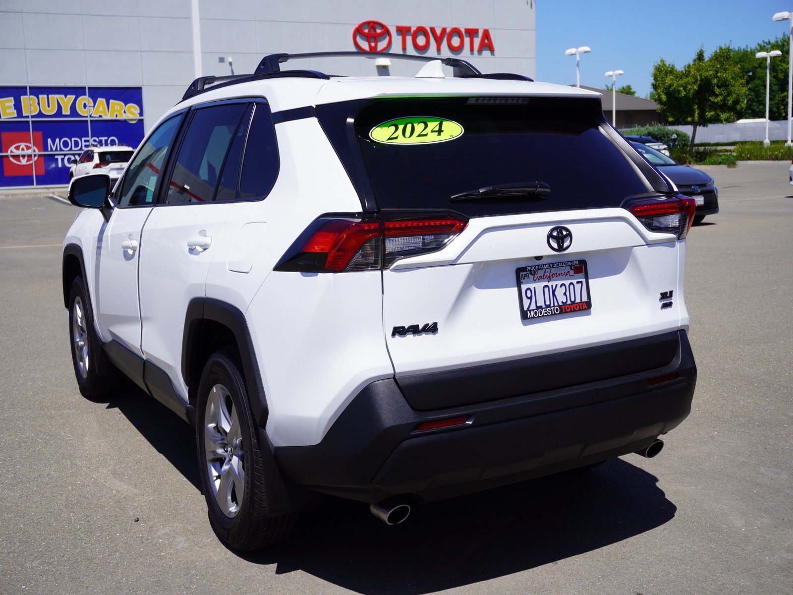 Used 2024 Toyota RAV4 XLE AWD/4WD image 8