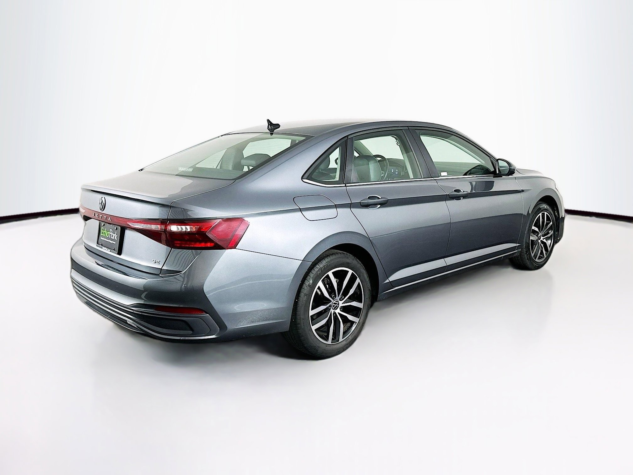 Used 2025 Volkswagen Jetta SE FWD image 9