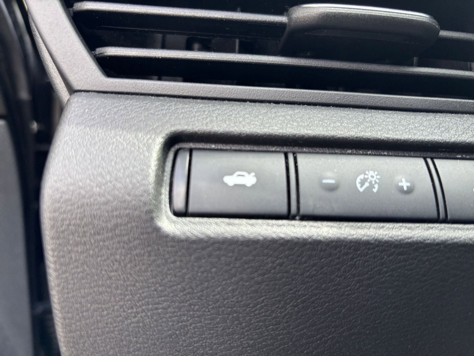Used 2025 Nissan Altima 2.5 SV FWD image 23