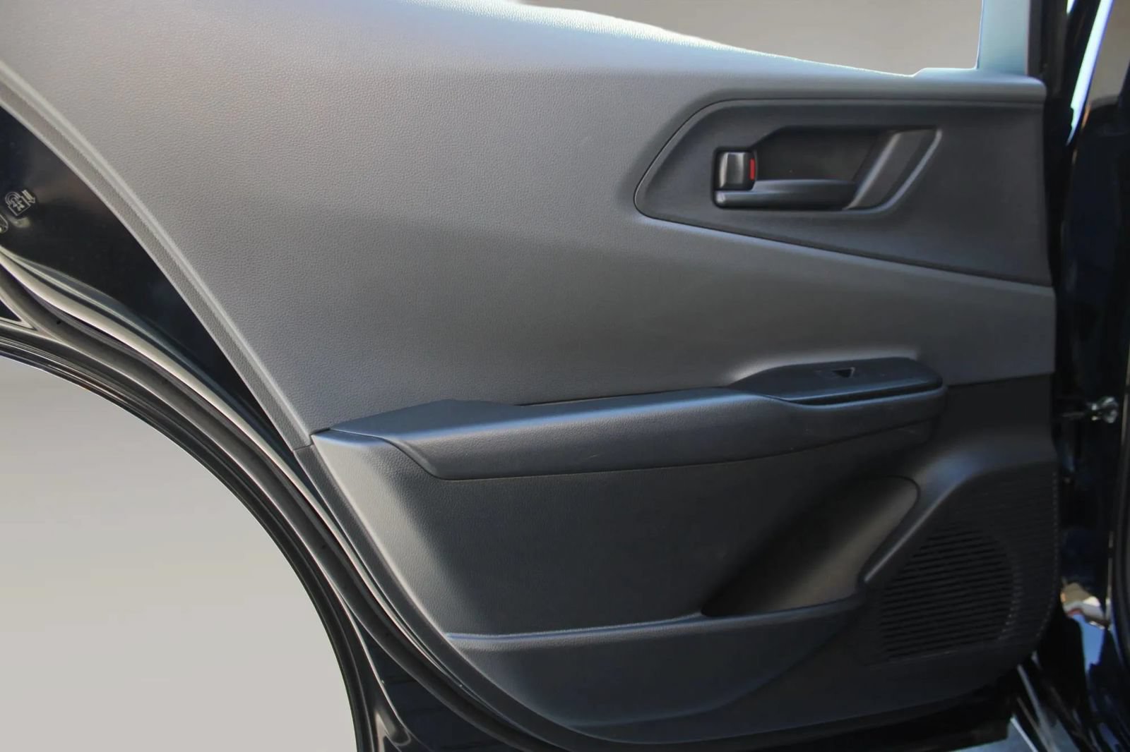 Used 2025 Toyota Prius LE FWD image 20