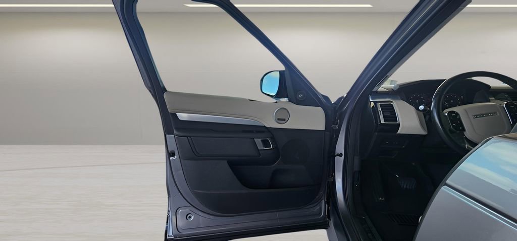 Used 2020 Land Rover Discovery Landmark image 12