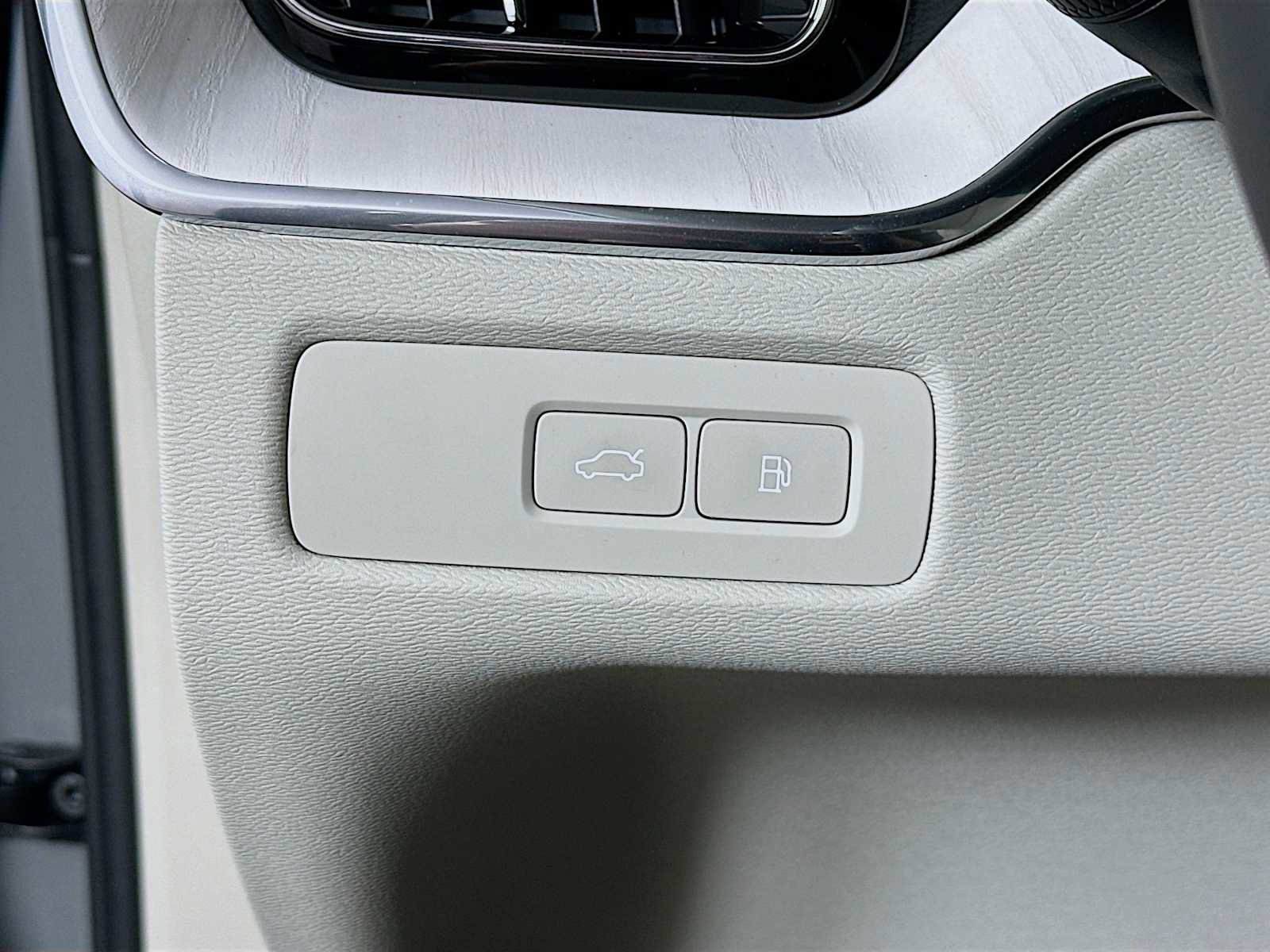 New 2026 Volvo XC60 T8 Ultra w/ Protection Package image 10