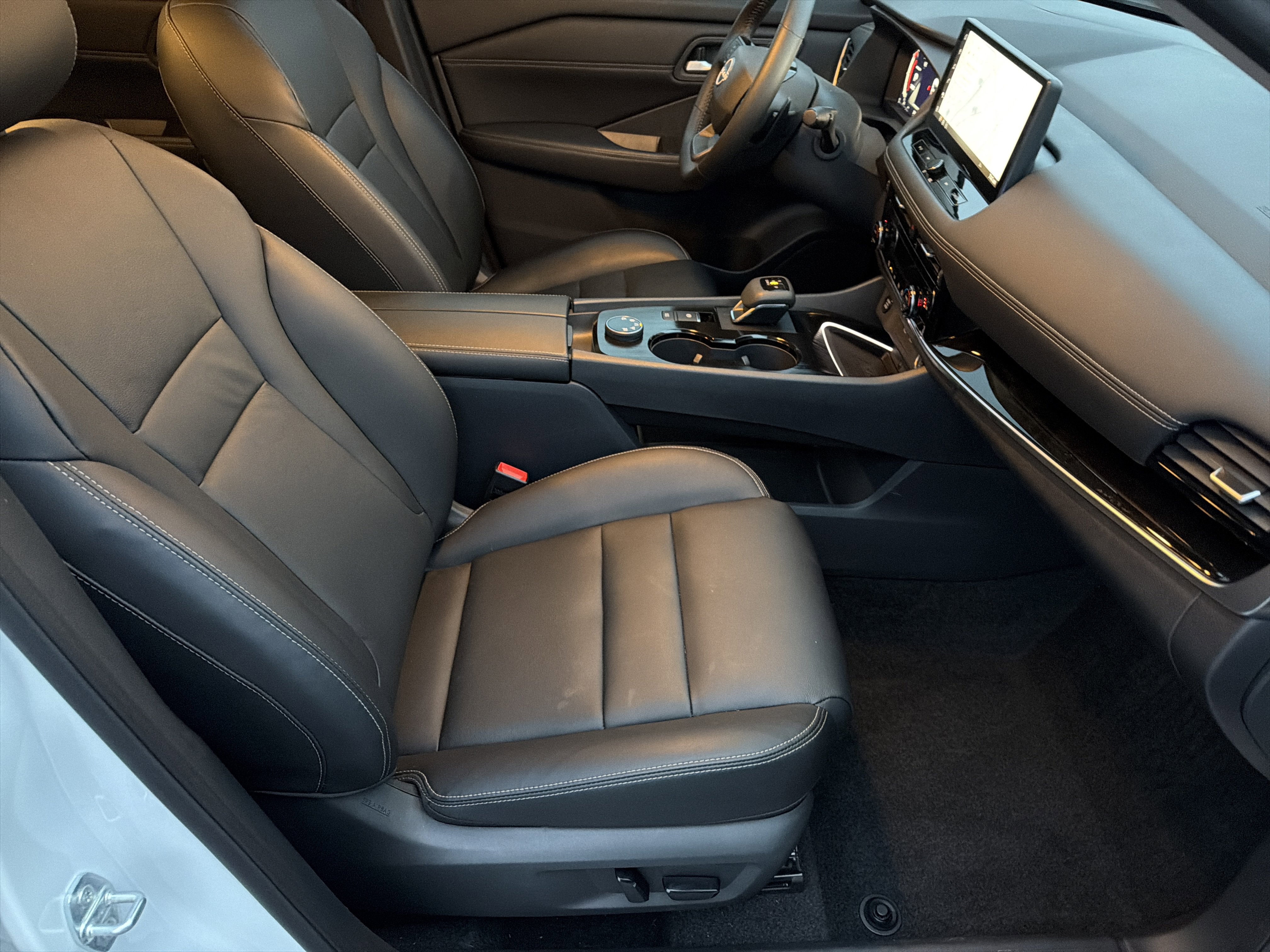 Used 2025 Nissan Rogue SL image 13