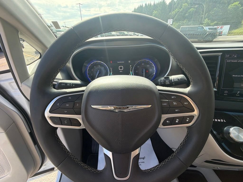 Used 2024 Chrysler Pacifica Touring-L FWD image 24