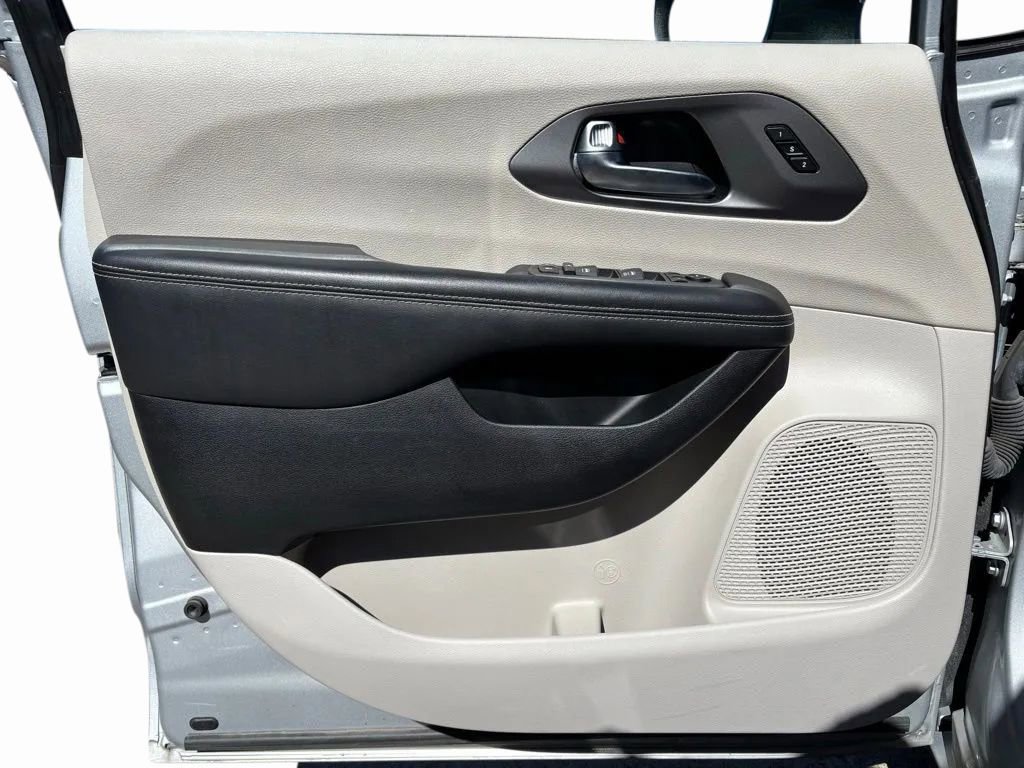 Used 2023 Chrysler Pacifica Touring-L image 27