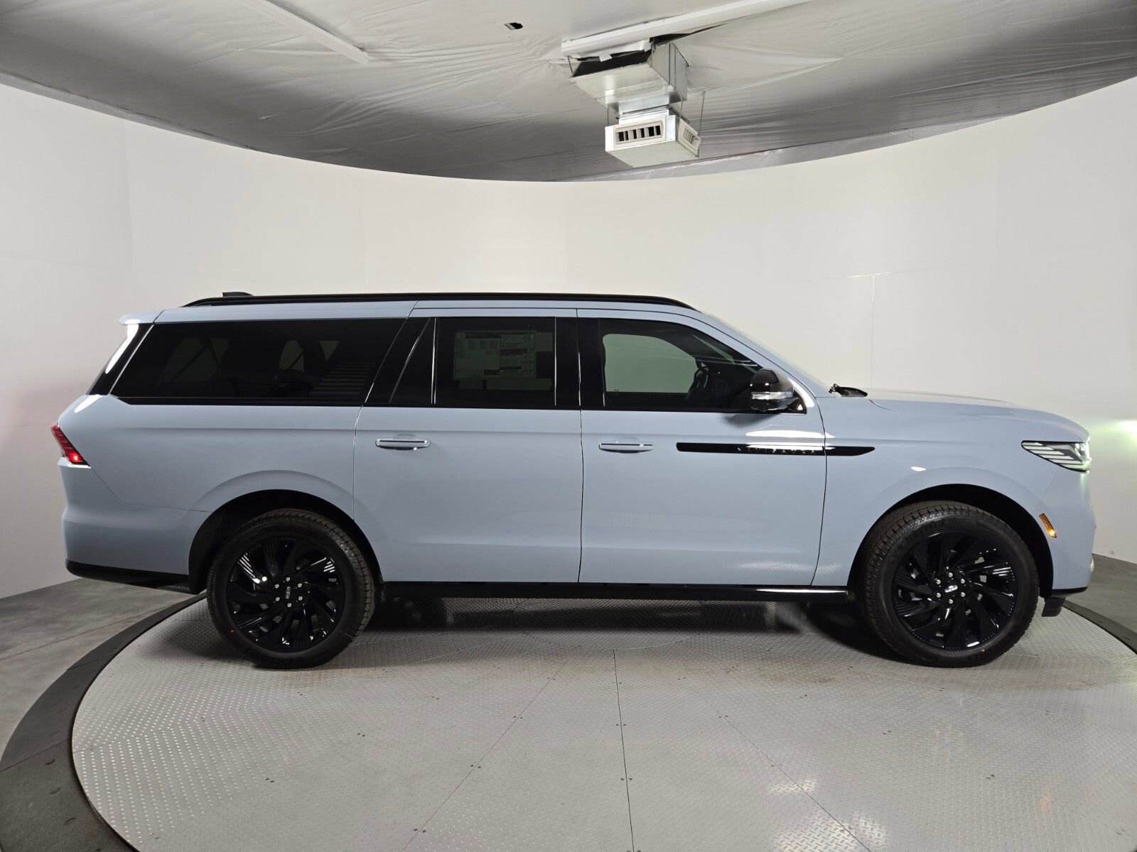 New 2026 Lincoln Navigator L Reserve w/ Jet Appearance Package AWD/4WD image 3