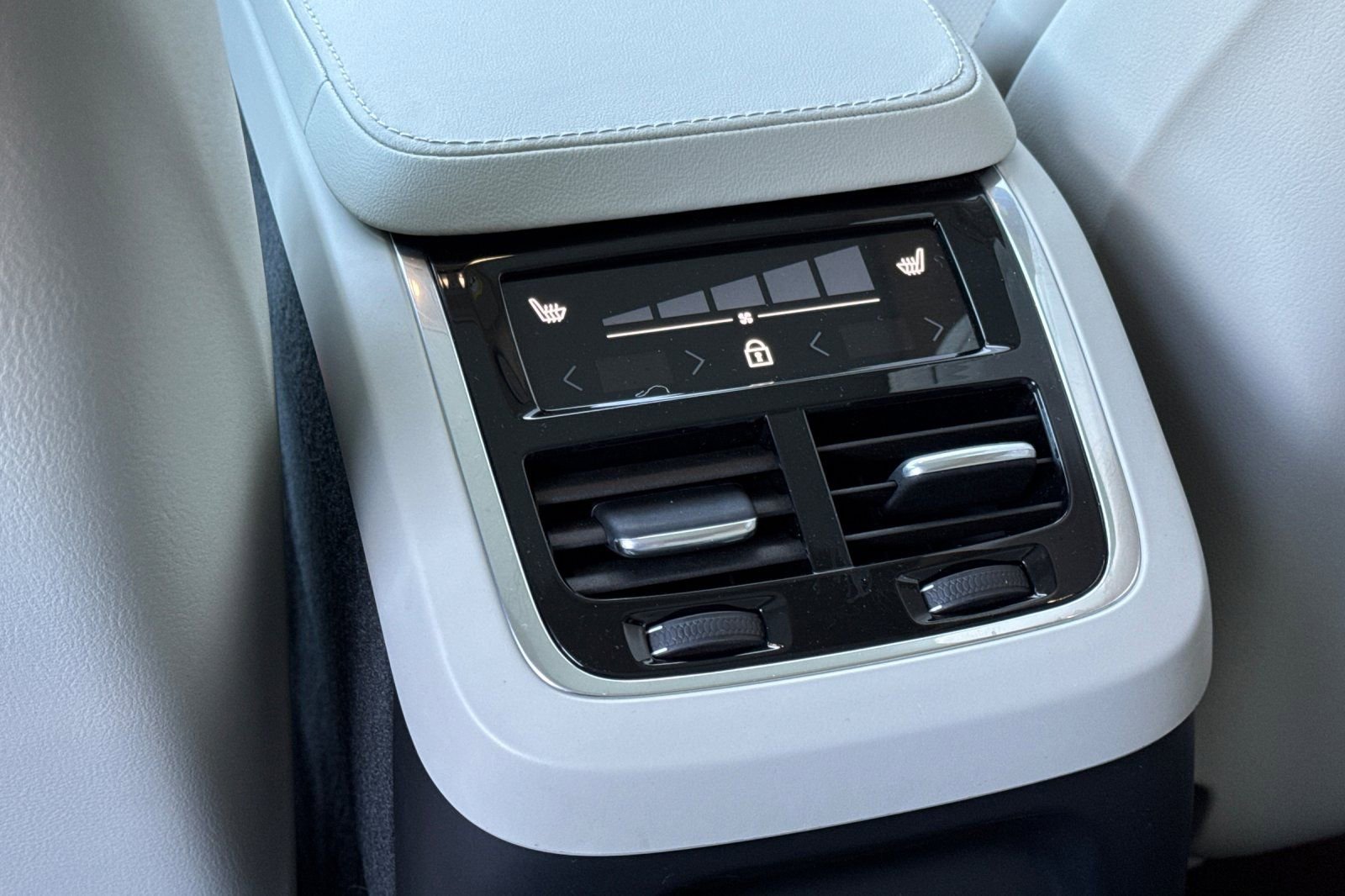 Used 2024 Volvo XC90 T8 Ultimate image 13