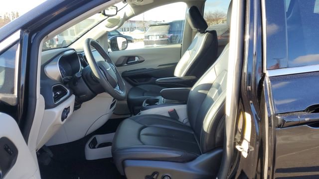 Certified 2024 Chrysler Pacifica Touring-L image 5