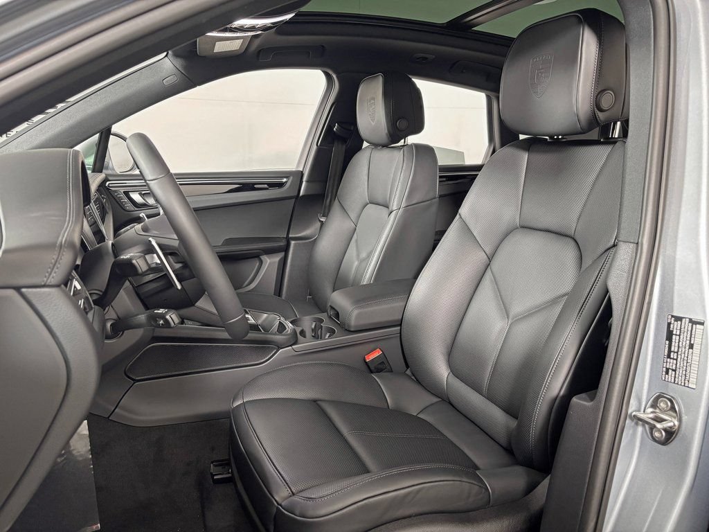 Certified 2026 Porsche Macan AWD/4WD image 5