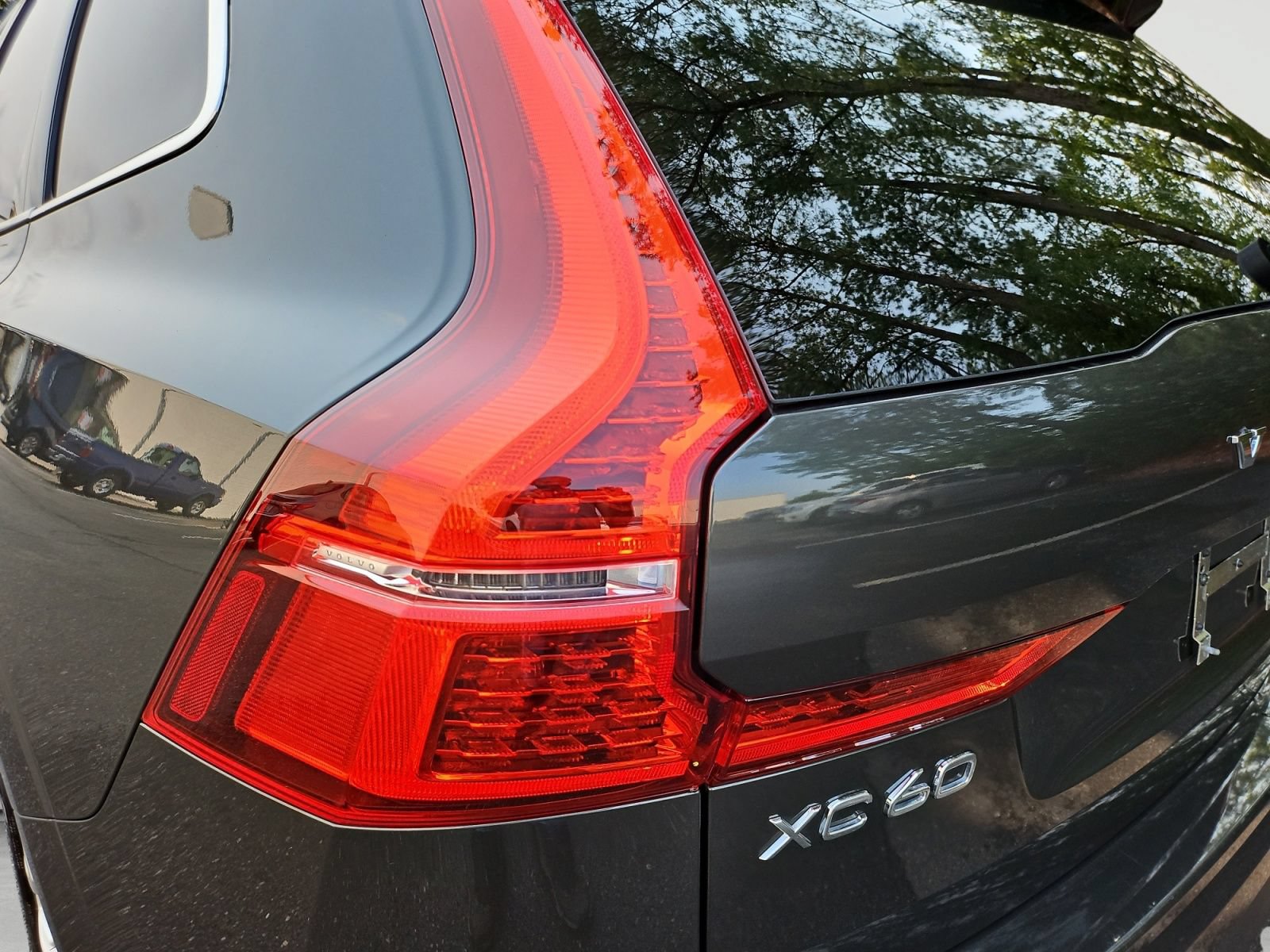 Used 2019 Volvo XC60 T5 Momentum w/ Premium Package FWD image 18