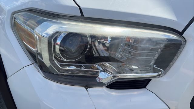 Used 2016 Toyota Tacoma TRD Off-Road w/ Premium & Technology Package AWD/4WD image 9